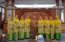 Dewan Pengurus Pusat (DPP) Majelis Perempuan Melayu (MPM) Kalimantan Barat mematangkan persiapan menjelang Musyawarah Besar (Mubes) ke-4 dengan melakukan audiensi resmi bersama Gubernur Kalimantan Barat, H. Ria Norsan. Pertemuan tersebut berlangsung hangat di Kantor Gubernur Kalimantan Barat pada Selasa (21/4/2026).