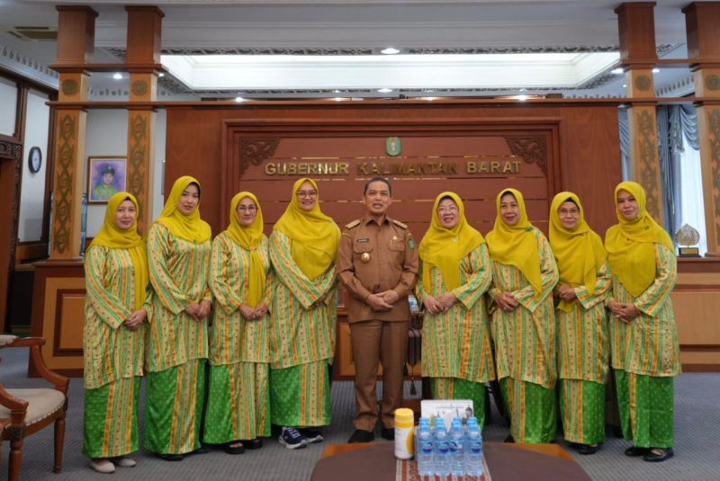 Dewan Pengurus Pusat (DPP) Majelis Perempuan Melayu (MPM) Kalimantan Barat mematangkan persiapan menjelang Musyawarah Besar (Mubes) ke-4 dengan melakukan audiensi resmi bersama Gubernur Kalimantan Barat, H. Ria Norsan. Pertemuan tersebut berlangsung hangat di Kantor Gubernur Kalimantan Barat pada Selasa (21/4/2026).