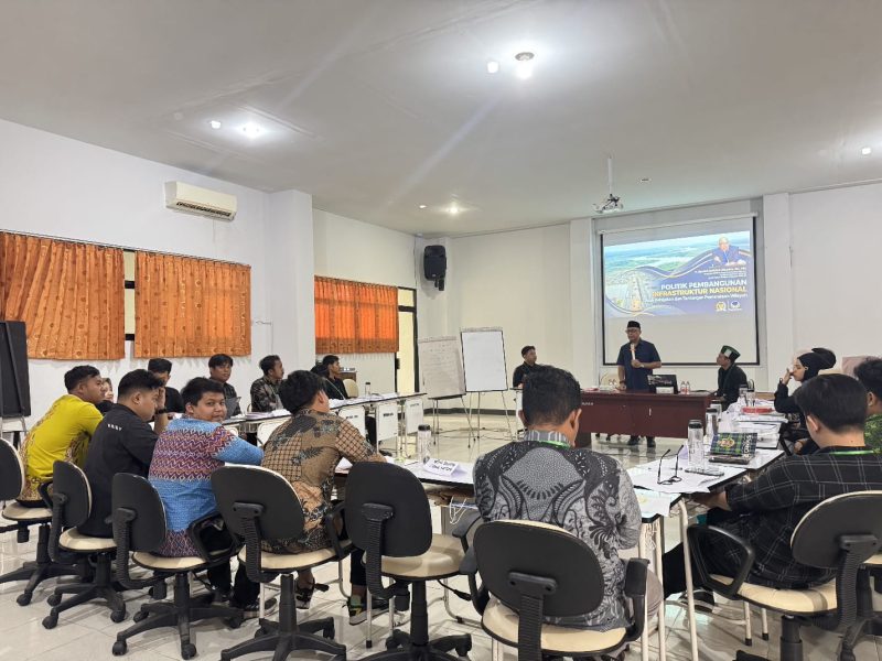 Syarief Abdullah Sebagai pemateri dalam kegiatan Latihan Kader II (LK II) Himpunan Mahasiswa Islam (HMI) Cabang Kubu Raya, di Aula BPSDM Provinsi Kalimantan Barat, Minggu 26 April 2026.