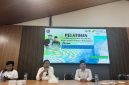 Badan Pengelola Dana Lingkungan Hidup (BPDLH) Kementerian Lingkungan Hidup dan Kehutanan (KLHK) melalui skema Indonesia’s FOLU Net Sink 2030, resmi menggelar program penguatan ekosistem di Kabupaten Kubu Raya.
Bekerjasama dengan Lembaga Strategis Kebijakan Masyarakat (LSKM) Kalimantan Barat, kegiatan ini dipusatkan di Aula Serbaguna Torasera, Desa Durian, Kecamatan Sungai Ambawang, Senin 27 April 2026.