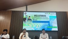 Badan Pengelola Dana Lingkungan Hidup (BPDLH) Kementerian Lingkungan Hidup dan Kehutanan (KLHK) melalui skema Indonesia’s FOLU Net Sink 2030, resmi menggelar program penguatan ekosistem di Kabupaten Kubu Raya.
Bekerjasama dengan Lembaga Strategis Kebijakan Masyarakat (LSKM) Kalimantan Barat, kegiatan ini dipusatkan di Aula Serbaguna Torasera, Desa Durian, Kecamatan Sungai Ambawang, Senin 27 April 2026.
