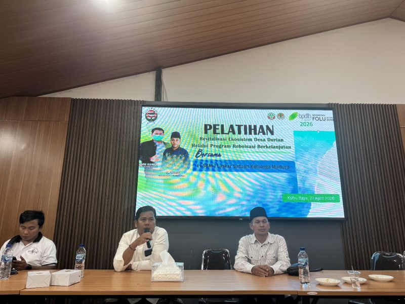 Badan Pengelola Dana Lingkungan Hidup (BPDLH) Kementerian Lingkungan Hidup dan Kehutanan (KLHK) melalui skema Indonesia’s FOLU Net Sink 2030, resmi menggelar program penguatan ekosistem di Kabupaten Kubu Raya.
Bekerjasama dengan Lembaga Strategis Kebijakan Masyarakat (LSKM) Kalimantan Barat, kegiatan ini dipusatkan di Aula Serbaguna Torasera, Desa Durian, Kecamatan Sungai Ambawang, Senin 27 April 2026.