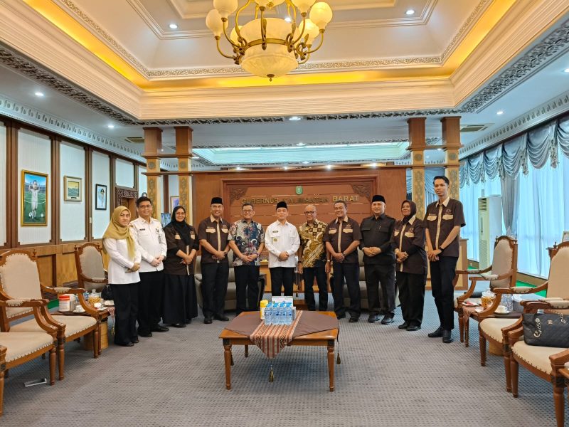 Gubernur Kalimantan Barat, Ria Norsan menerima kunjungan audiensi dari jajaran Pengurus Kwartir Daerah (Kwarda) Gerakan Pramuka Kalimantan Barat di ruang kerja Kantor Gubernur pada Rabu, 29 April 2026.