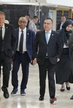 Langkah Tegap Pimpinan DPR RI dan Pimpinan Banggar DPR RI Menuju Sidang Rapat Paripurna Menutup Masa Sidang IV.