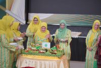 Doc : Prosesi pemotongan tumpeng yang dilakukan langsung oleh Ketua Umum MPMKB beserta Jajaran Pengurus.