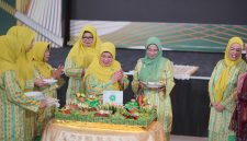 Doc : Prosesi pemotongan tumpeng yang dilakukan langsung oleh Ketua Umum MPMKB beserta Jajaran Pengurus.