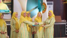 Doc : Prosesi serah terima jabatan ditandai dengan Penyerahan Bendera Pataka  dan Penyerahan dokumen LPJ dari pengurus sebelumnya kepada Linda Purnama sebagai simbolis dimulainya tonggak estafet kepemimpinan untuk masa yang akan datang.