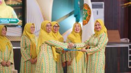 Doc : Prosesi serah terima jabatan ditandai dengan Penyerahan Bendera Pataka  dan Penyerahan dokumen LPJ dari pengurus sebelumnya kepada Linda Purnama sebagai simbolis dimulainya tonggak estafet kepemimpinan untuk masa yang akan datang.