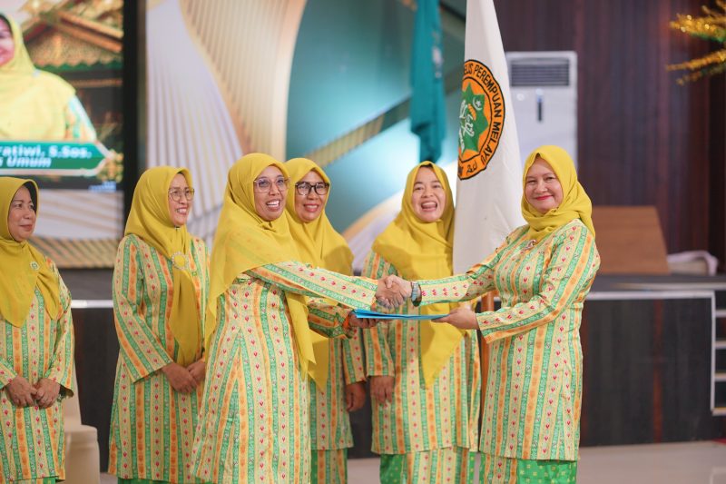 Doc : Prosesi serah terima jabatan ditandai dengan Penyerahan Bendera Pataka  dan Penyerahan dokumen LPJ dari pengurus sebelumnya kepada Linda Purnama sebagai simbolis dimulainya tonggak estafet kepemimpinan untuk masa yang akan datang.
