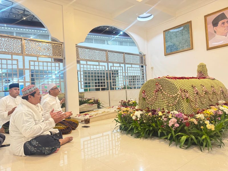 Syarief Abdullah Alkadrie saat ziarah ke makam Habib Amin bin Muhsin Alhinduan di Pondok Pesantren Makarimul Akhlak, Singkawang, Sabtu 2 Mei 2026.
