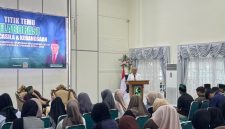 Anggota MPR RI, Syarief Abdullah Alkadrie, Saat Memberikan Paparan Kegiatan MPR RI Bersama Badan Koordinasi (BADKO) HMI Kalimantan Barat di Aula Wakil Walikota Pontianak.