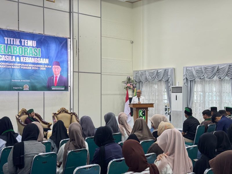 Anggota MPR RI, Syarief Abdullah Alkadrie, Saat Memberikan Paparan Kegiatan MPR RI Bersama Badan Koordinasi (BADKO) HMI Kalimantan Barat di Aula Wakil Walikota Pontianak.