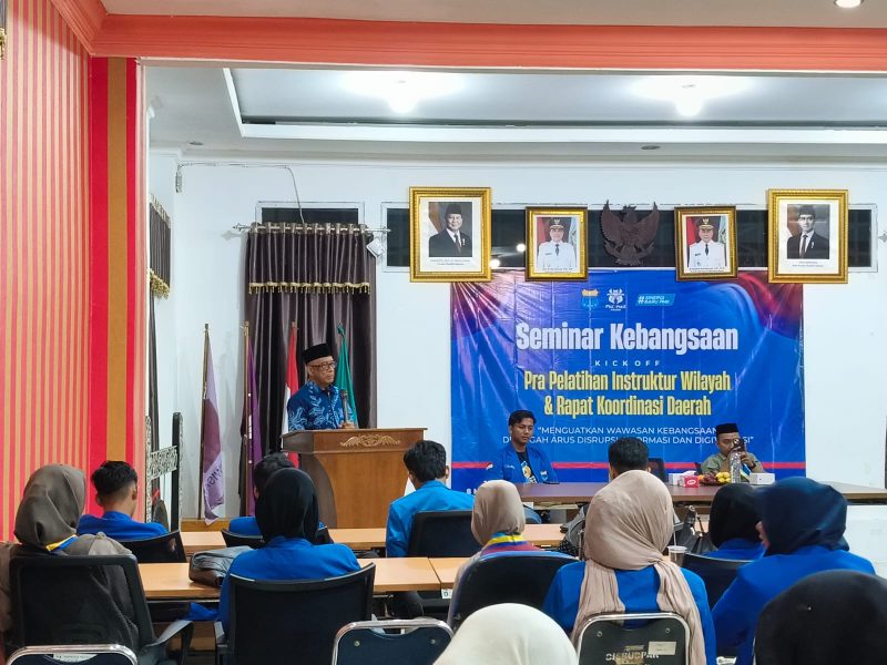 Anggota DPR RI, H. Syarief Abdullah Alkadrie, S.H., M.H., dalam pengarahannya memberikan wawasan kebangsaan yang diselenggarakan oleh Pengurus Koordinator Cabang (PKC) Pergerakan Mahasiswa Islam Indonesia (PMII) Kalimantan Barat di Aula Disporapar Provinsi Kalimantan Barat pada Jumat, 8 Mei 2026.

