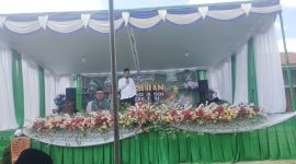 Kasi Bimas Islam Kemenag Melawi, Nono Somantri menyampaikan sambutan mewakili Kepala Kantor Kementerian Agama Kabupaten Melawi pada peringatan Harlah ke-92 GP Ansor dan Harlah ke-76 Fatayat NU di Desa Batu Buil, Kecamatan Belimbing, Ahad (24/05). Dalam sambutannya, ia mengajak seluruh elemen masyarakat untuk memperkuat persatuan, menjaga kedaulatan NKRI, serta mendorong peran aktif GP Ansor dalam pembinaan pemuda dan Fatayat NU dalam pemberdayaan ekonomi umat.