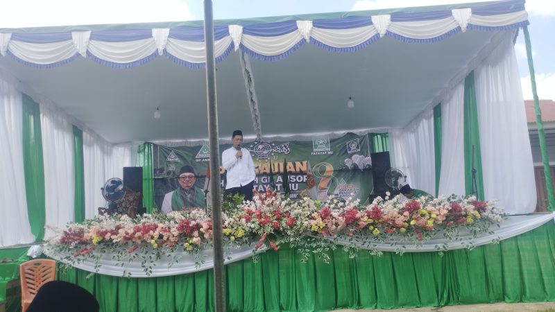 Kasi Bimas Islam Kemenag Melawi, Nono Somantri menyampaikan sambutan mewakili Kepala Kantor Kementerian Agama Kabupaten Melawi pada peringatan Harlah ke-92 GP Ansor dan Harlah ke-76 Fatayat NU di Desa Batu Buil, Kecamatan Belimbing, Ahad (24/05). Dalam sambutannya, ia mengajak seluruh elemen masyarakat untuk memperkuat persatuan, menjaga kedaulatan NKRI, serta mendorong peran aktif GP Ansor dalam pembinaan pemuda dan Fatayat NU dalam pemberdayaan ekonomi umat.