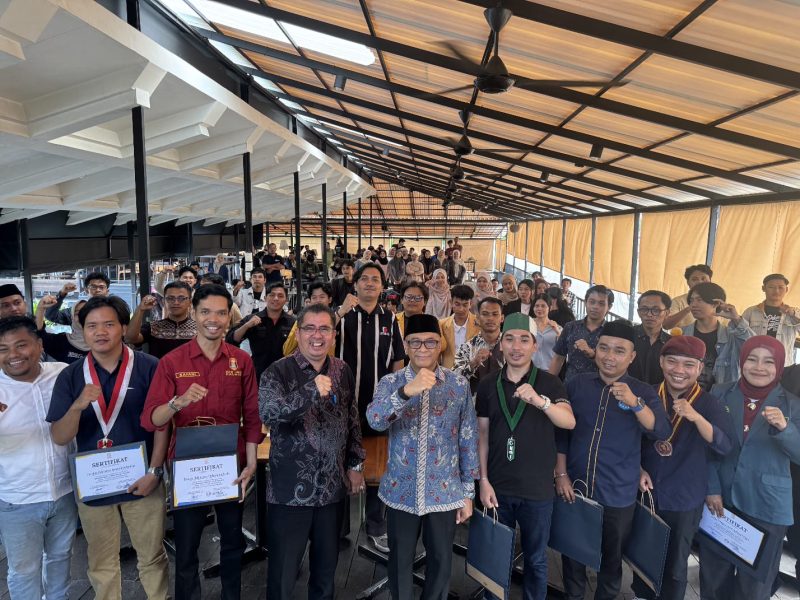 Anggota MPR RI Fraksi Partai NasDem, H. Syarif Abdullah Alkadrie, S.H., M.H bersama OKP Aktivis mahasiswa Kalimantan Barat.