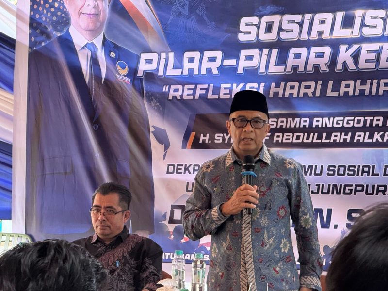 Anggota MPR RI H. Syarief Abdullah Alkadrie, S.H., M.H., dalam Sosialisasi Empat Pilar Kebangsaan di Cafe 5 CM Pontianak.