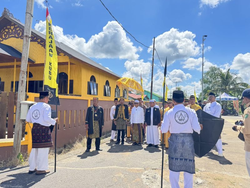 Poto : Syarief Abdullah Bersama Raja Kubu dalam peringatan Haul Agung Raja Kubu ke-238 yang digelar di Desa Kubu, Kabupaten Kubu Raya.