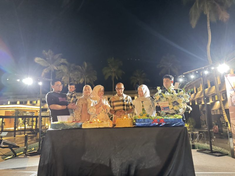 Dok : Momentum Prosesi Pemotongan Kue Ulang Tahun yang ke-60 tahun Anggota DPR RI Fraksi NasDem, H. Syarief Abdullah Alkadrie, SH., MH Bersama Keluarga Tercinta.