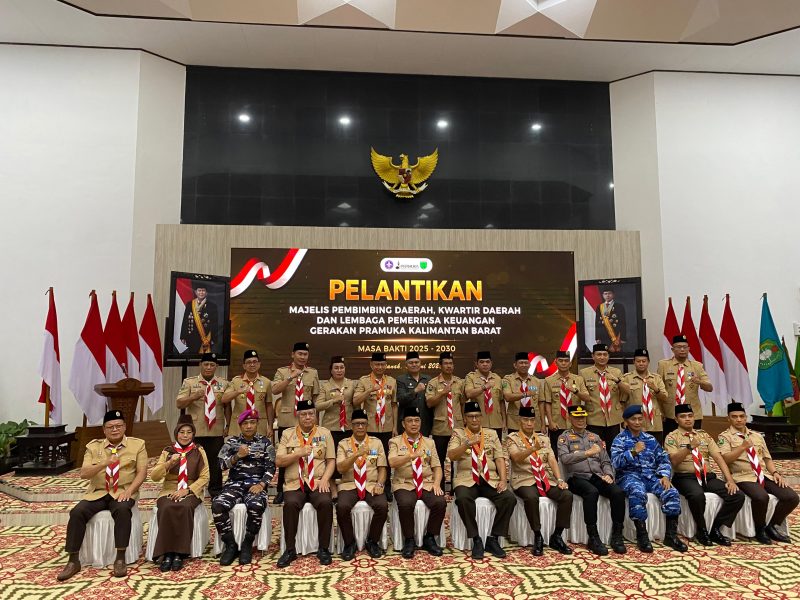 Dok : Prosesi Poto Pengurus Pramuka Kalbar di Balai Petitih Kantor Gubernur Kalimantan Barat.