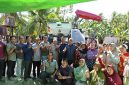 Dok : Syarif Abdullah Alkadrie bersama warga Desa Sungai Jaga Melakukan Sesi foto bersama