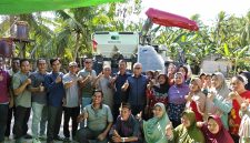 Dok : Syarif Abdullah Alkadrie bersama warga Desa Sungai Jaga Melakukan Sesi foto bersama