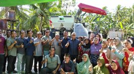Dok : Syarif Abdullah Alkadrie bersama warga Desa Sungai Jaga Melakukan Sesi foto bersama