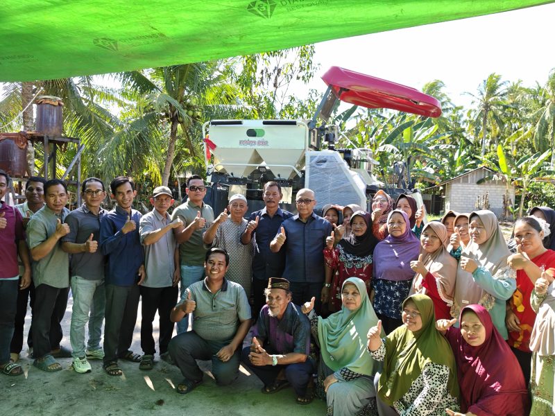 Dok : Syarif Abdullah Alkadrie bersama warga Desa Sungai Jaga Melakukan Sesi foto bersama