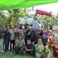 Dok : Syarif Abdullah Alkadrie bersama warga Desa Sungai Jaga Melakukan Sesi foto bersama