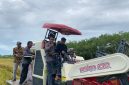 Syarif Abdullah Alkadrie, Saat Melakukan prosesi uji coba mesin panen combine harvester di lahan persawahan di Kecamatan Semparuk, Kabupaten Sambas.