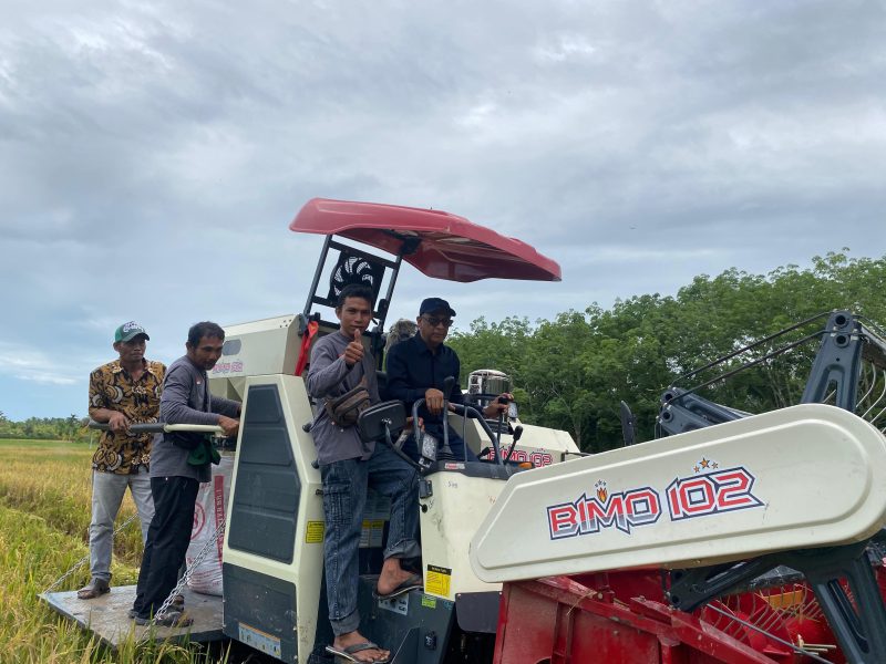 Syarif Abdullah Alkadrie, Saat Melakukan prosesi uji coba mesin panen combine harvester di lahan persawahan di Kecamatan Semparuk, Kabupaten Sambas.