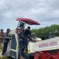 Syarif Abdullah Alkadrie, Saat Melakukan prosesi uji coba mesin panen combine harvester di lahan persawahan di Kecamatan Semparuk, Kabupaten Sambas.