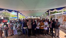 Dok : Prosesi Poto Bersama Syarief Abdullah Bersama Pengurus DPD NasDem Ketapang dan Masyarakat.