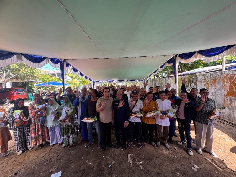 Dok : Prosesi Poto Bersama Syarief Abdullah Bersama Pengurus DPD NasDem Ketapang dan Masyarakat.