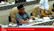 Poto Dok : Anggota Komisi V DPR RI, Syarief Abdullah Alkadrie, saat memberikan tanggapan terkait evaluasi program kerja tahun anggaran 2026 dalam Rapat Kerja bersama Menteri Pekerjaan Umum (PUPR). di Ruang Rapat Komisi V DPR RI, Selasa 2 Juni 2026.
