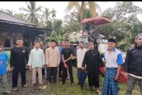 Dok : Kelompok Tani Guntur bersama anggota kelompok lainnya berkumpul di depan mesin panen menyampaikan rasa syukur terimakasih.