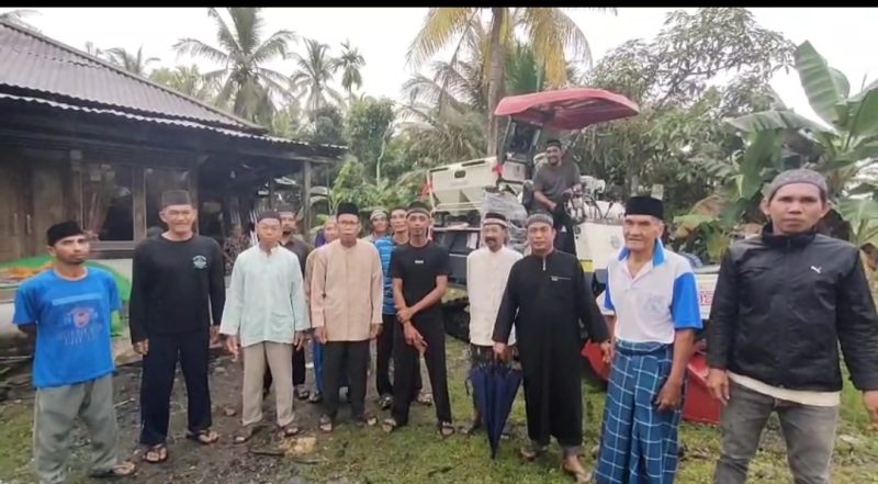 Dok : Kelompok Tani Guntur bersama anggota kelompok lainnya berkumpul di depan mesin panen menyampaikan rasa syukur terimakasih.