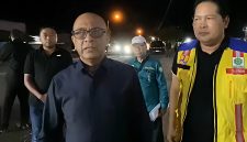 Dok : Syarif Abdullah Alkadrie, saat meninjau langsung pelaksanaan jalan di Desa Peniraman, Kecamatan Sungai Pinyuh, Kabupaten Mempawah.