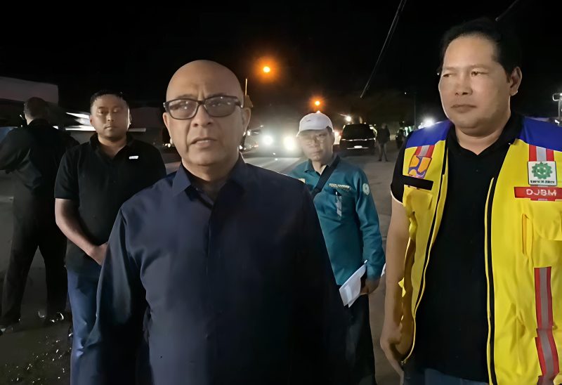 Dok : Syarif Abdullah Alkadrie, saat meninjau langsung pelaksanaan jalan di Desa Peniraman, Kecamatan Sungai Pinyuh, Kabupaten Mempawah.
