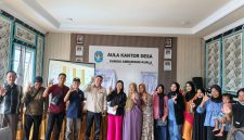 Foto Bersama Kades dan Penerima manfaat program BSPS usai kegiatan PTT