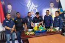 Prosesi pemotongan tumpeng sebagai simbol rasa syukur pada perayaan Hari Ulang Tahun (HUT) Garda Pemuda NasDem yang ke-15.