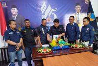 Prosesi pemotongan tumpeng sebagai simbol rasa syukur pada perayaan Hari Ulang Tahun (HUT) Garda Pemuda NasDem yang ke-15.