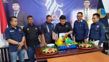 Prosesi pemotongan tumpeng sebagai simbol rasa syukur pada perayaan Hari Ulang Tahun (HUT) Garda Pemuda NasDem yang ke-15.