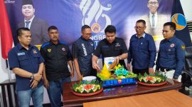 Prosesi pemotongan tumpeng sebagai simbol rasa syukur pada perayaan Hari Ulang Tahun (HUT) Garda Pemuda NasDem yang ke-15.