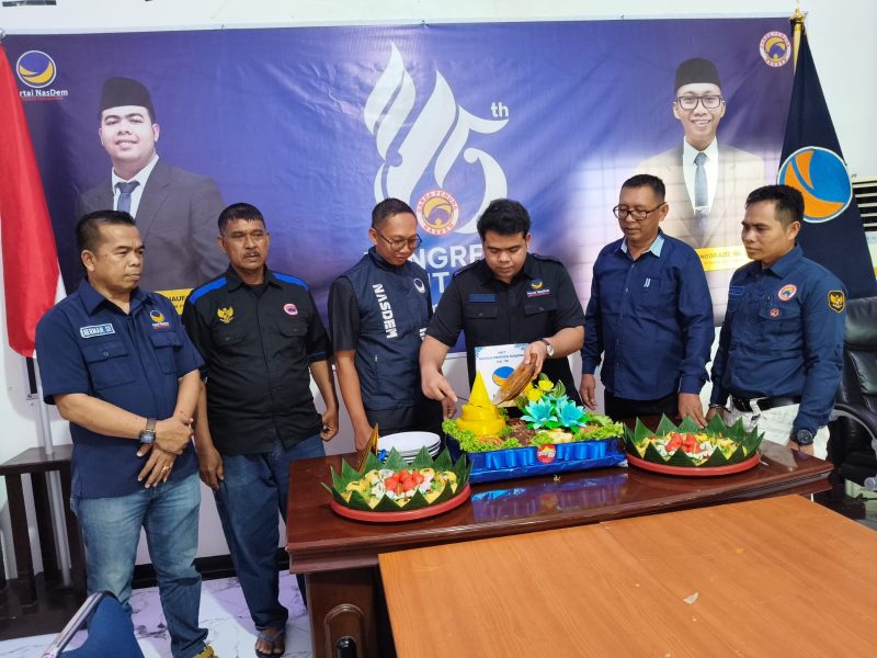 Prosesi pemotongan tumpeng sebagai simbol rasa syukur pada perayaan Hari Ulang Tahun (HUT) Garda Pemuda NasDem yang ke-15.