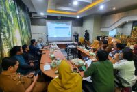 Rapat Kerja dalam rangka persiapan peringatan Hari Mangrove Sedunia Tahun 2026 yang berlangsung di Ruang Rapat Dinas Lingkungan Hidup dan Kehutanan (DLHK) Provinsi Kalimantan Barat