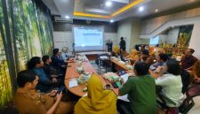 Rapat Kerja dalam rangka persiapan peringatan Hari Mangrove Sedunia Tahun 2026 yang berlangsung di Ruang Rapat Dinas Lingkungan Hidup dan Kehutanan (DLHK) Provinsi Kalimantan Barat