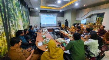 Rapat Kerja dalam rangka persiapan peringatan Hari Mangrove Sedunia Tahun 2026 yang berlangsung di Ruang Rapat Dinas Lingkungan Hidup dan Kehutanan (DLHK) Provinsi Kalimantan Barat