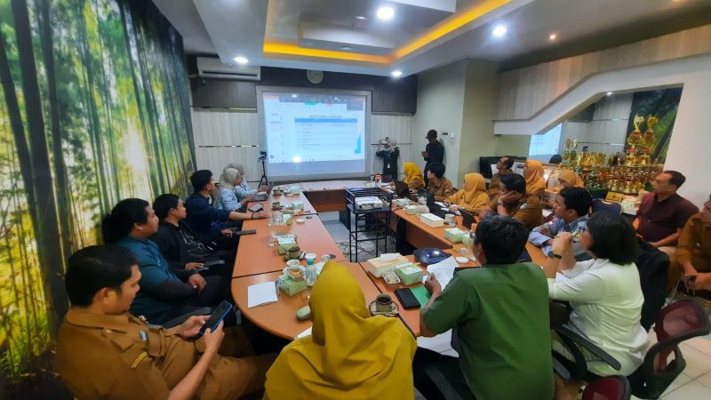 Rapat Kerja dalam rangka persiapan peringatan Hari Mangrove Sedunia Tahun 2026 yang berlangsung di Ruang Rapat Dinas Lingkungan Hidup dan Kehutanan (DLHK) Provinsi Kalimantan Barat
