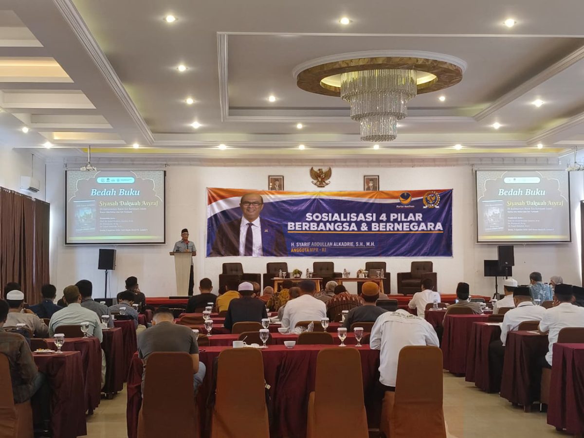 POTO : syarief abdullah dalam memberikan materi sosialisasi 4 pilar kebangsaan di hadapan para tokoh masyrakat kota pontianak